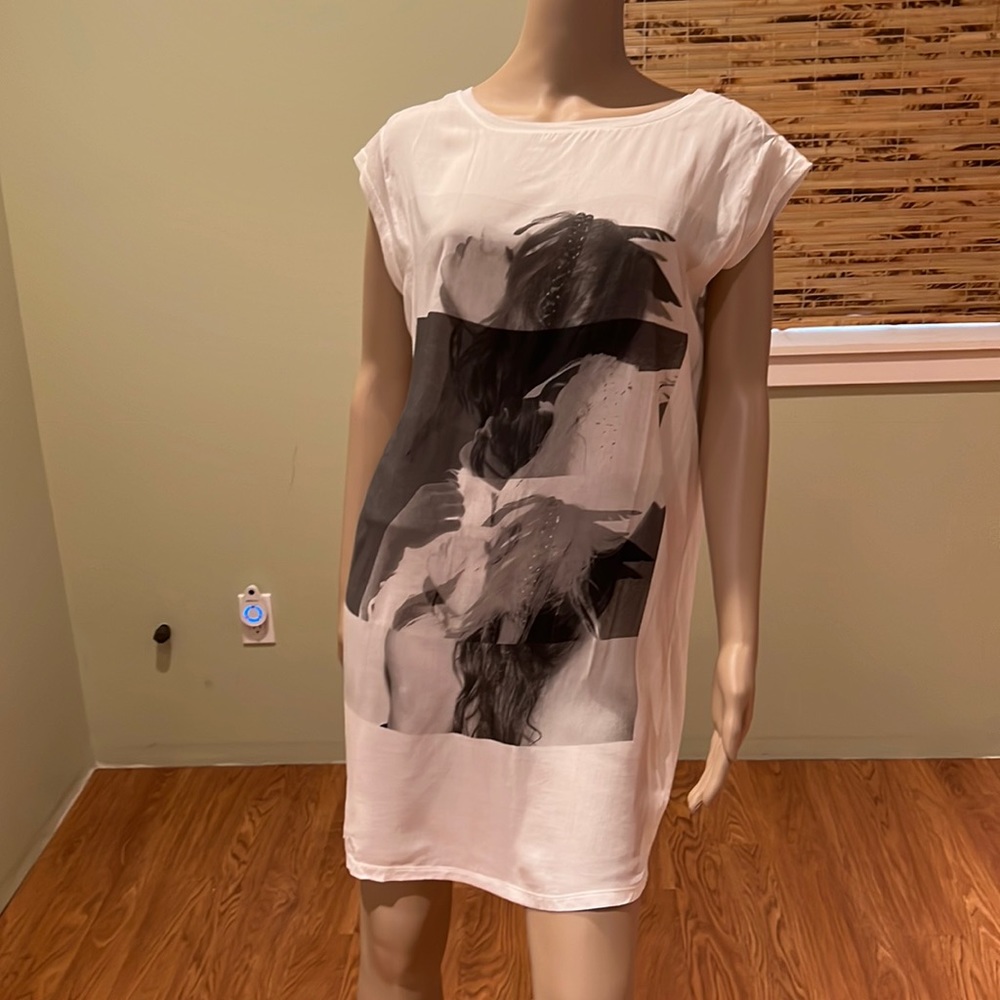 Zara Graphic Cream Black And Gray With Silhouette Of A Lady Size M